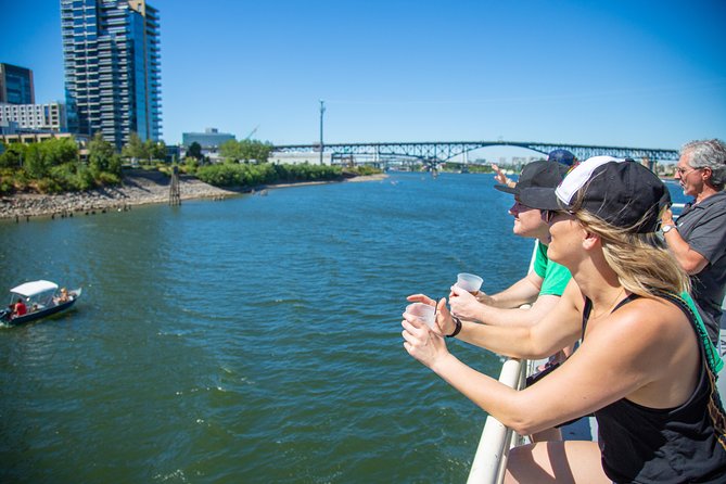 2-hour Lunch Cruise on Willamette River - The music and the narration: how to get the story while you dine