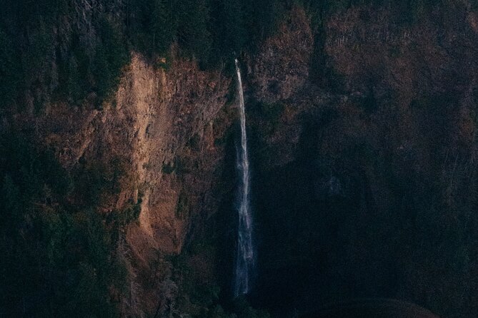 40 Minute Multnomah Falls & Waterfall Air Tour by Envi Adventures - Crown Point State Park: the Vista House cliffs from above