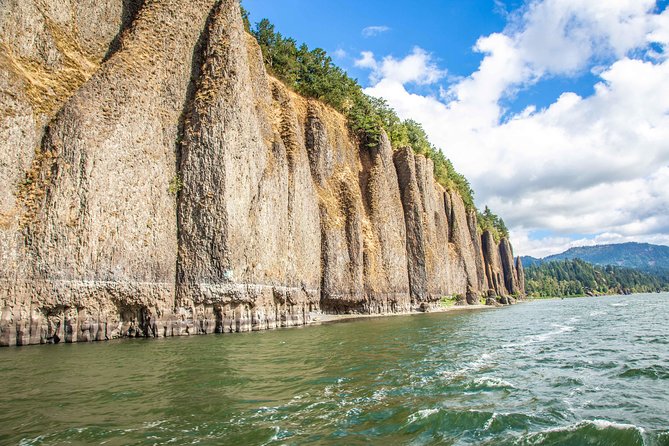 7 Wonders of the Gorge 3.5-hour Jetboat Cruise - Start on the Willamette: Portland from street-level power to river-level perspective