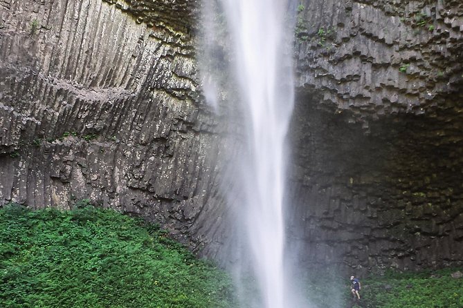 Mt. Hood Loop Tour from Portland - Hood River lunch break with real town time and big sightlines