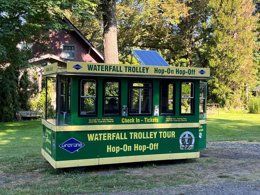 Multnomah Falls: Waterfall Corridor Hop-On Hop-Off Trolley - Narration and Drivers: The Human Part of the Experience