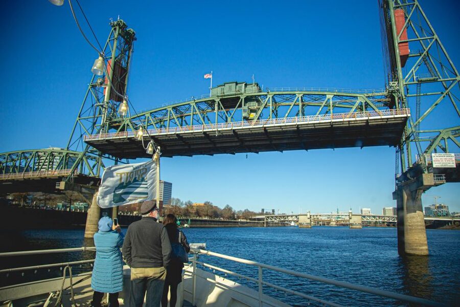 Portland: 2-Hour Lunch Cruise Through Downtown - The Entertainment Layer: Live Piano and Real-Time Atmosphere