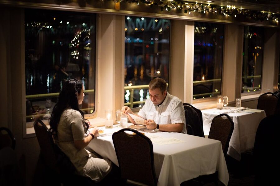 Portland: Dinner Cruise on the Willamette River - Dress code and what to bring so you do not feel underdressed