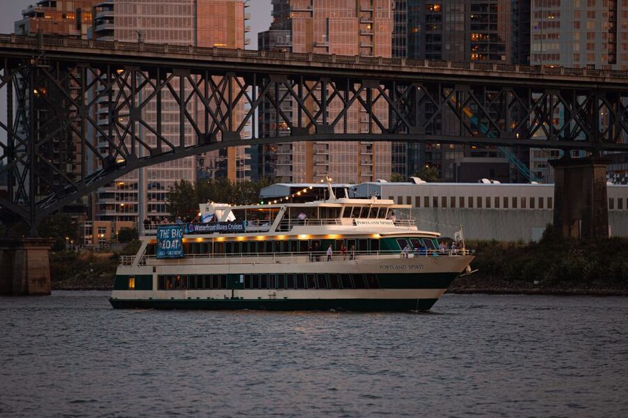 Portland: Dinner Cruise on the Willamette River - Who this Portland Spirit dinner cruise fits best