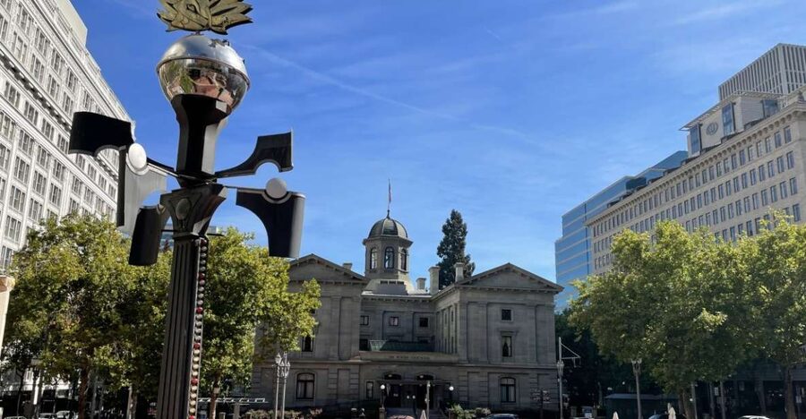 Portland: Morning City Highlights Tour - Lake Oswego Square: the seasonal detour when the pace should soften