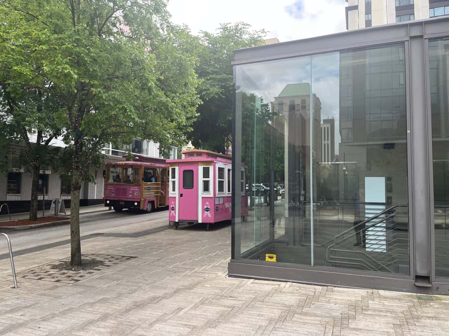 Portland, Oregon: Pink Trolley Hop-On Hop-Off Tour - The Live Narration: What Makes It Worth Sitting Through