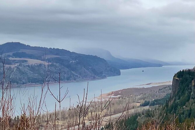 Wonderful Waterfalls: A Columbia River Gorge Tour - Crown Point State Park and Vista House, the 1917 stop with local gifts